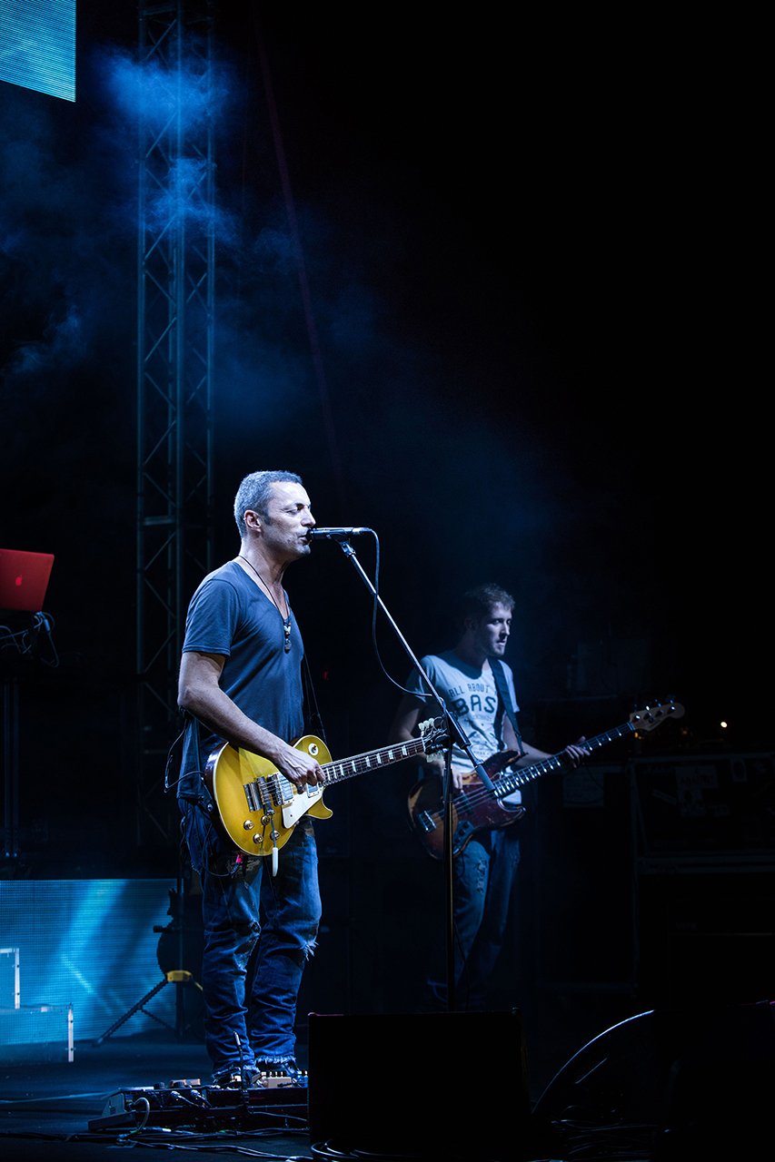 Live (9)